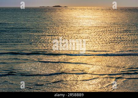 Sonnenuntergang über dem Meer in Whitesands Bay, einem Blue Flag Beach auf der Halbinsel St. David im Pembrokeshire Coast National Park, Wales, Großbritannien Stockfoto