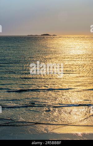 Sonnenuntergang über dem Meer in Whitesands Bay, einem Blue Flag Beach auf der Halbinsel St. David im Pembrokeshire Coast National Park, Wales, Großbritannien Stockfoto