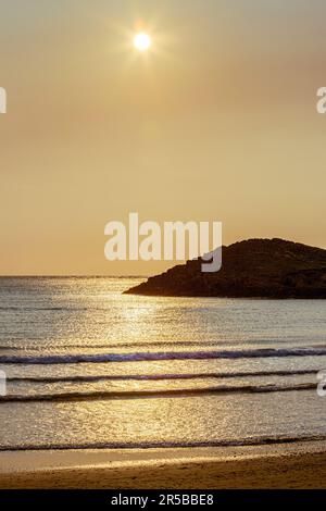 Sonnenuntergang über dem Meer in Whitesands Bay, einem Blue Flag Beach auf der Halbinsel St. David im Pembrokeshire Coast National Park, Wales, Großbritannien Stockfoto