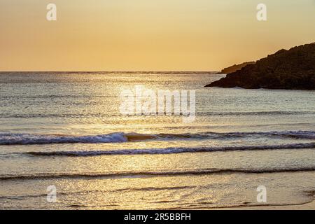 Sonnenuntergang über dem Meer in Whitesands Bay, einem Blue Flag Beach auf der Halbinsel St. David im Pembrokeshire Coast National Park, Wales, Großbritannien Stockfoto