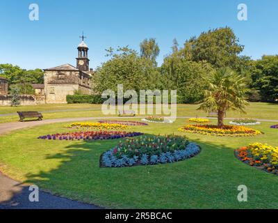 UK, West Yorkshire, Leeds, Roundhay Park, Flower Beds und Coach House. Stockfoto