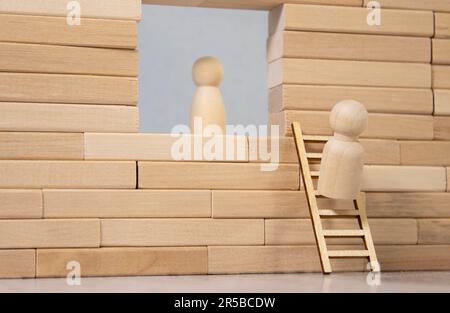 Ein eingeschlossenes kleines Mädchen, das draußen die Treppe hochklettert. Stockfoto