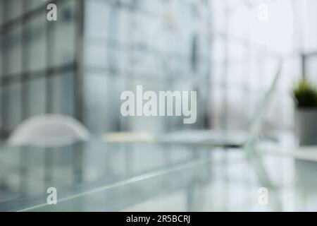Weißes Fenster verschwommener Bürohintergrund für Textur. Stockfoto