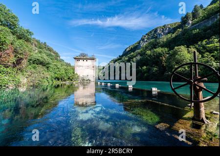 Ein malerischer Fluss schlängelt sich durch eine üppige Landschaft mit bewaldeten Bergen und Hügeln und schafft eine ruhige Atmosphäre Stockfoto