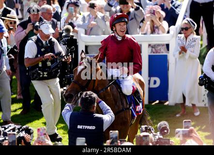 Jockey Frankie Dettori feiert Soul Sister in der Siegerwohnung, nachdem er während des Ladys Day des Derby Festivals 2023 auf der Epsom Downs Rennbahn Epsom die Betfred Oaks gewonnen hat. Foto: Freitag, 2. Juni 2023. Stockfoto