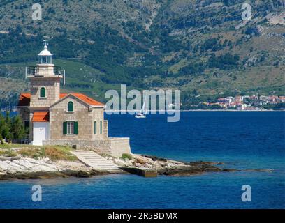 Leuchtturm auf einer Landzunge auf der wunderschönen Insel Hvar in Kroatien Stockfoto