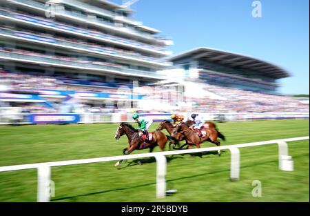 Cadillac Ridded by Jockey Kevin Stott (Left) gewinnt das Betfred Handicap mit Majestic Ridted by Jockey Connor Beasley (Centre), zweiter Platz am Ladies Day des Derby Festivals 2023 auf der Epsom Downs Rennbahn Epsom. Foto: Freitag, 2. Juni 2023. Stockfoto