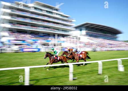 Cadillac Ridded by Jockey Kevin Stott (Left) gewinnt das Betfred Handicap mit Majestic Ridted by Jockey Connor Beasley (Centre), zweiter Platz am Ladies Day des Derby Festivals 2023 auf der Epsom Downs Rennbahn Epsom. Foto: Freitag, 2. Juni 2023. Stockfoto