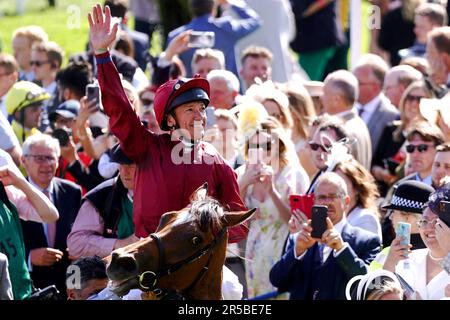 Jockey Frankie Dettori feiert Soul Sister in der Siegerwohnung, nachdem er während des Ladys Day des Derby Festivals 2023 auf der Epsom Downs Rennbahn Epsom die Betfred Oaks gewonnen hat. Foto: Freitag, 2. Juni 2023. Stockfoto