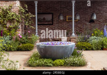 The Savills Garden, entworfen von Mark Gregory auf der Chelsea Flower Show 2023 in London, Großbritannien. Stockfoto