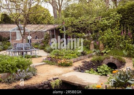 The Savills Garden, entworfen von Mark Gregory auf der Chelsea Flower Show 2023 in London, Großbritannien. Stockfoto