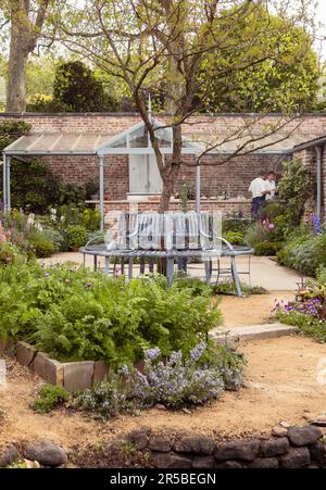 The Savills Garden, entworfen von Mark Gregory auf der Chelsea Flower Show 2023 in London, Großbritannien. Stockfoto