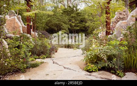 The Samaritans' Listening Garden, entworfen von Darren Hawkes auf der Chelsea Flower Show 2023 in London, Großbritannien. Stockfoto