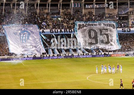 Avellaneda, Argentinien, 14, Mai 2011. Fans des Racing Clubs veranstalten ihr Team im Duell mit Newells Old Boys. Kredit: Fabideciria. Stockfoto