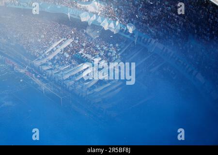 Avellaneda, Argentinien, 2, Oktober 2011.beeindruckende Feier der Fans des Racing Clubs im Vorfeld des Spiels zwischen Racing Club und Club Atletico I. Stockfoto