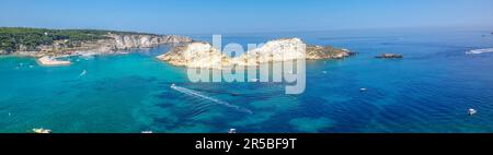 Panoramablick aus der Vogelperspektive auf die Tremiti-Inseln mit grünem und blauem Wasser Stockfoto