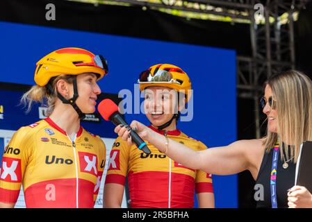 UNO X Pro Cycling Team beim Classique UCI Women's WorldTour Road Race Stage 3, 2023 Ford RideLondon. Elinor Barker interviewt, Amalie LUTRO Stockfoto