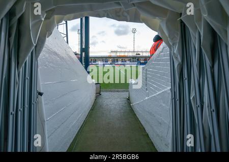 Luton, Großbritannien. 29. Mai 2023. Allgemeiner Blick aus dem Spielertunnel im Kenilworth Road Stadium, in dem jetzt der Premier League Fußball stattfindet, nachdem der Luton Town Football Club durch das Championship Play-off-Spiel gefördert wird. Bild aufgenommen vor dem FA-Cup-Spiel zwischen Luton Town und Wigan Athletic an der Kenilworth Road, Luton, England, am 7. Januar 2023. Foto: David Horn. Kredit: Prime Media Images/Alamy Live News Stockfoto