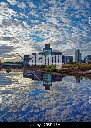 Großbritannien, West Yorkshire, Royal Armouries Museum, Leeds Dock, River Aire und Knights Way Bridge vom Merchants Quay. Stockfoto