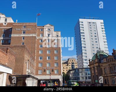 UK, West Yorkshire, Leeds, The Queens Hotel vom Bahnhof Leeds City. Stockfoto