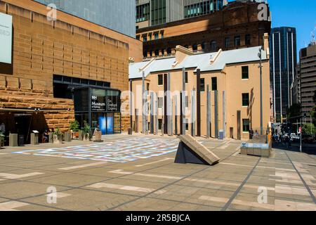 Kunstwerke am Rande der Bäume auf dem Vorplatz des Museums von Sydney, Australien Stockfoto