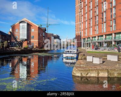 UK, West Yorkshire, Leeds, Candle House und Leeds Hilton neben Leeds und Liverpool Canal. Stockfoto