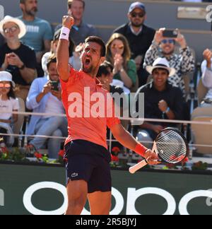 Paris, Frankreich. 02. Juni 2023. Roland Garros Paris French Open 2023. Tag 6 02./06/2023. Novak Djokovic (SRB) feiert das Runden Spiel. Gutschrift: Roger Parker/Alamy Live News Stockfoto