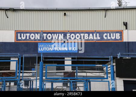 Luton, Großbritannien. 29. Mai 2023. Allgemeiner Blick außerhalb des Kenilworth Road Stadions, in dem jetzt der Premier League Fußball stattfindet, nachdem der Luton Town Football Club durch das Championship Play-off-Spiel gefördert wird. Bild, das während des Spiels der Sky Bet League 2 zwischen Luton Town und Wycombe Wanderers in der Kenilworth Road, Luton, England, am 26. Dezember 2015 aufgenommen wurde. Foto: David Horn. Kredit: Prime Media Images/Alamy Live News Stockfoto