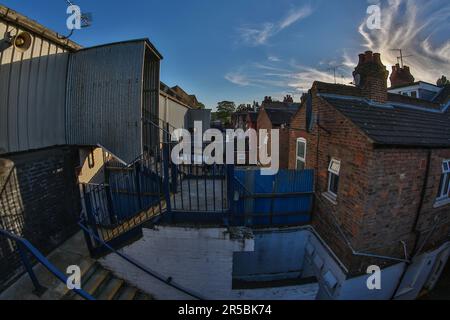 Luton, Großbritannien. 29. Mai 2023. Allgemeiner Blick vom Eingang der Auswärtefans im Kenilworth Road Stadium, das jetzt auch den Premier League Fußball beherbergt, nachdem der Luton Town Football Club durch das Championship Play-off-Spiel gefördert wurde. Bild, das während des EFL-Cup-Spiels zwischen Luton Town und Leeds United in der Kenilworth Road, Luton, England, am 23. August 2016 aufgenommen wurde. Foto: David Horn. Kredit: Prime Media Images/Alamy Live News Stockfoto