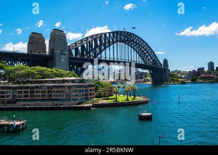 Sydney Harbour Bridge mit North Sydney im Hintergrund, New South Wales, Australien Stockfoto