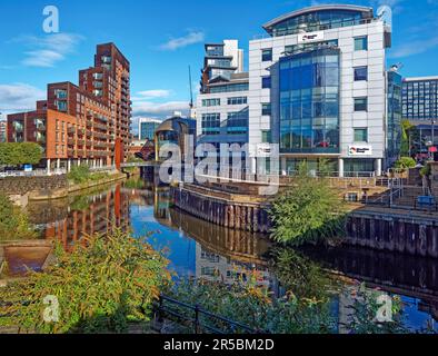 Großbritannien, West Yorkshire, Leeds, River Aire am Watermans Place mit Südeingang zum Bahnhof von Leeds City. Stockfoto