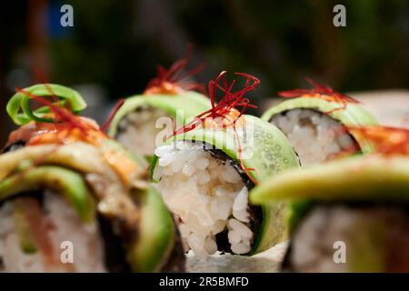 Eine Nahaufnahme Sushi-Brötchen mit Gurke. Stockfoto