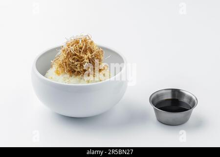 Kochen Sie Reis in einem traditionellen japanischen Reiskocher, Hagama. Stockfoto