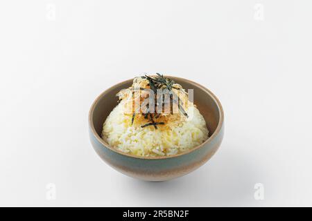 Kochen Sie Reis in einem traditionellen japanischen Reiskocher, Hagama. Stockfoto