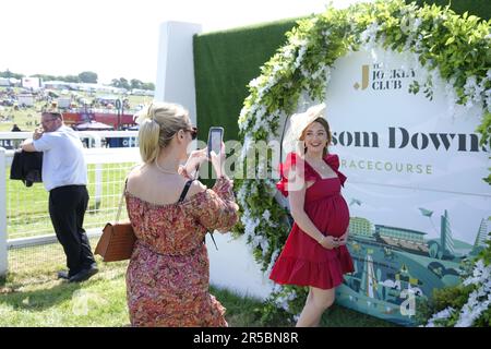 Epsom, Surrey, Großbritannien. 2. Juni 2023. Szenen in den Betfred Oaks, während des Betfred Derby Festivals - hier: Stilvolle Rennfahrer posieren auf der „Epsom Downs Style Platform“ in der Sonne vor dem Hauptwettbewerb des Tages Credit: Motofoto/Alamy Live News Stockfoto