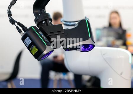 Roboter der Automobilindustrie mit 3D-Sensorscanner. Stockfoto