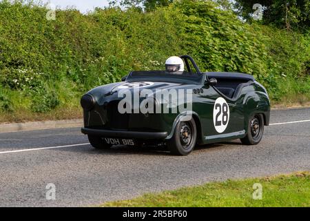 1955 50er Jahre Green Austin Hot Rod Benzinmotor 1098 ccm Oldtimer, alte Motoren auf dem Weg zur Capesthorne Hall Vintage Collectors Show in Cheshire, Großbritannien Stockfoto