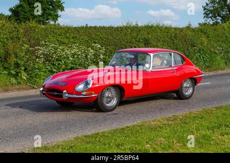 1967 Roter E-Type Jaguar Oldtimer-Benzinmotor mit 4235 ccm Hubraum, Motoren von gestern auf dem Weg zur Capesthorne Hall Oldtimer Collectors Car Show in Cheshire, Großbritannien Stockfoto