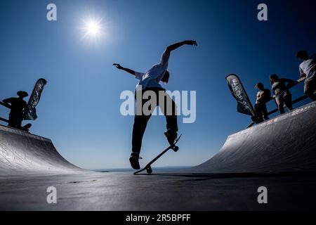 Skater nutzen die Mini-Rampe beim Wavelength Spring Classic Festival in Woolacombe Bay in Devon. Foto: Freitag, 2. Juni 2023. Stockfoto