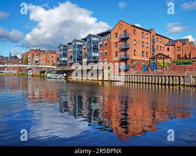 Großbritannien, West Yorkshire, Leeds, Blick nach Westen in der Nähe der Crown Point Bridge entlang des Flusses Aire, umgeben von einem Spaziergang am Fluss und modernen Waterfront Apartments. Stockfoto