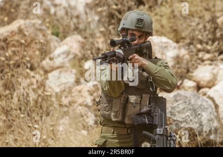 Nablus, Palästina. 02. Juni 2023. Ein israelischer Soldat zielt während der Demonstration gegen israelische Siedlungen im Dorf Beit Dajan in der Nähe der Stadt Nablus im Westjordanland auf die palästinensischen Demonstranten ab. Kredit: SOPA Images Limited/Alamy Live News Stockfoto