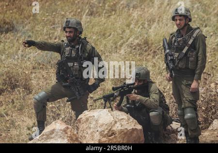 Nablus, Palästina. 02. Juni 2023. Israelische Soldaten nehmen während der Demonstration gegen israelische Siedlungen im Dorf Beit Dajan in der Nähe der Westjordanstadt Nablus Stellung. Kredit: SOPA Images Limited/Alamy Live News Stockfoto