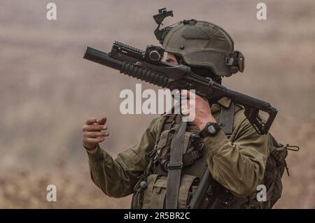 Nablus, Palästina. 02. Juni 2023. Während der Demonstration gegen israelische Siedlungen im Dorf Beit Dajan in der Nähe der Stadt Nablus im Westjordanland nimmt ein israelischer Soldat Stellung. Kredit: SOPA Images Limited/Alamy Live News Stockfoto