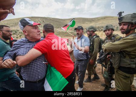 Nablus, Palästina. 02. Juni 2023. Palästinensische Demonstranten kämpfen mit israelischen Soldaten während der Demonstration gegen israelische Siedlungen im Dorf Beit Dajan in der Nähe der Stadt Nablus im Westjordanland. Kredit: SOPA Images Limited/Alamy Live News Stockfoto