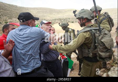 Nablus, Palästina. 02. Juni 2023. Palästinensische Demonstranten kämpfen mit israelischen Soldaten während der Demonstration gegen israelische Siedlungen im Dorf Beit Dajan in der Nähe der Stadt Nablus im Westjordanland. Kredit: SOPA Images Limited/Alamy Live News Stockfoto