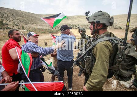 Nablus, Palästina. 02. Juni 2023. Palästinensische Demonstranten kämpfen mit israelischen Soldaten während der Demonstration gegen israelische Siedlungen im Dorf Beit Dajan in der Nähe der Stadt Nablus im Westjordanland. Kredit: SOPA Images Limited/Alamy Live News Stockfoto