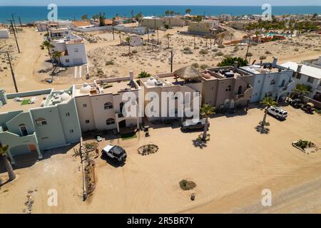 Eine Luftaufnahme der bunten Häuser am Strand von Las Conchas in Puerto Penasco, Mexiko. Stockfoto