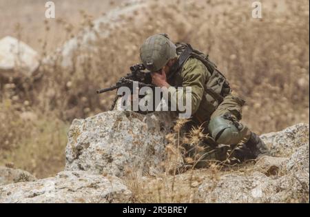 Nablus, Palästina. 02. Juni 2023. Ein israelischer Soldat zielt während der Demonstration gegen israelische Siedlungen im Dorf Beit Dajan in der Nähe der Stadt Nablus im Westjordanland auf die palästinensischen Demonstranten ab. (Foto von Nasser Ishtayeh/SOPA Images/Sipa USA) Guthaben: SIPA USA/Alamy Live News Stockfoto