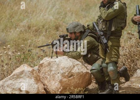 Nablus, Palästina. 02. Juni 2023. Ein israelischer Soldat zielt während der Demonstration gegen israelische Siedlungen im Dorf Beit Dajan in der Nähe der Stadt Nablus im Westjordanland auf die palästinensischen Demonstranten ab. (Foto von Nasser Ishtayeh/SOPA Images/Sipa USA) Guthaben: SIPA USA/Alamy Live News Stockfoto