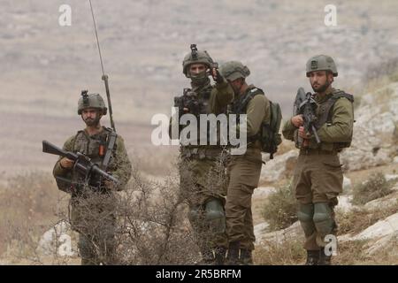 Nablus, Palästina. 02. Juni 2023. Israelische Soldaten nehmen während der Demonstration gegen israelische Siedlungen im Dorf Beit Dajan in der Nähe der Westjordanstadt Nablus Stellung. (Foto von Nasser Ishtayeh/SOPA Images/Sipa USA) Guthaben: SIPA USA/Alamy Live News Stockfoto